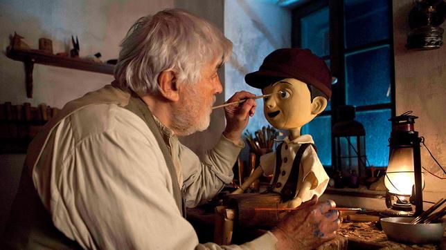 Bild: WDR/Gökce Pehlivanoglu Der alte Spielzeugmacher Geppetto (Mario Adorf) schnitzt eine kleine Holzpuppe – und tauft sie Pinocchio.