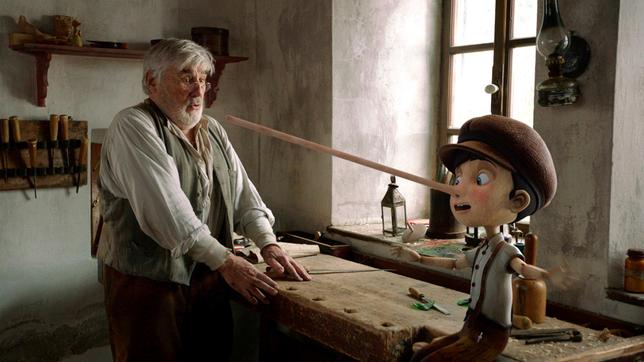 Bild: WDR Was für eine Überraschung: Die Holzfigur, die Geppetto (Mario Adorf) geschnitzt hat, kann sprechen. Und beginnt Pinocchio zu lügen, wächst seine Nase.