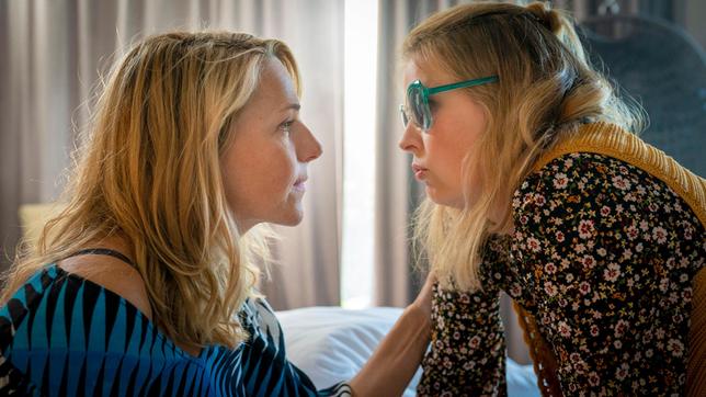 Nora (Tanja Wedhorn) ist da für ihre „kleine“ Schwester Franziska (Tina Amon Amonsen).