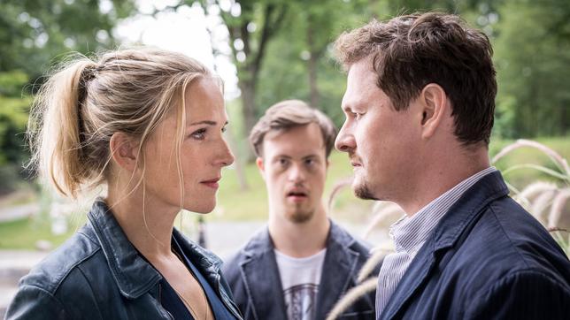 Nora (Tanja Wedhorn) lernt Matthias (Shenja Lacher) und seinen Bruder Robin (Max Dominik) kennen.