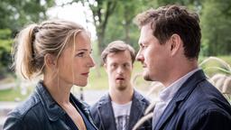 Nora (Tanja Wedhorn) lernt Matthias (Shenja Lacher) und seinen Bruder Robin (Max Dominik) kennen.