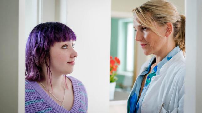 Vertrautes Verhältnis: Nora (Tanja Wedhorn, re.) ist die Ärztin von Klara (Ruby M. Lichtenberg, li.).
