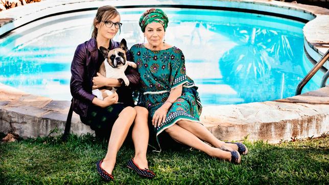 Apple (Nadja Uhl) mit ihrem Hund "Dr. Freud" und ihrer Mutter Ingrid (Hannelore Elsner).