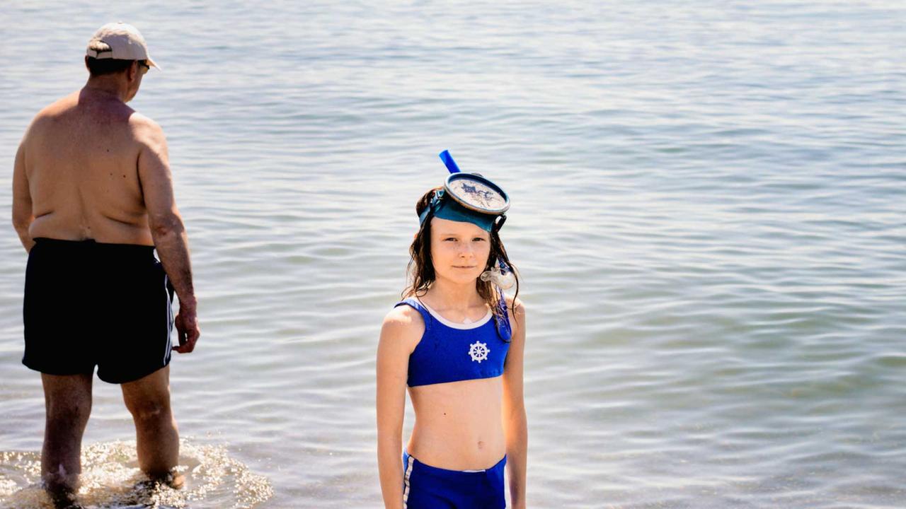 Apple als junges Mädchen (Paraschiva Dragus) am Strand von Torremolinos.