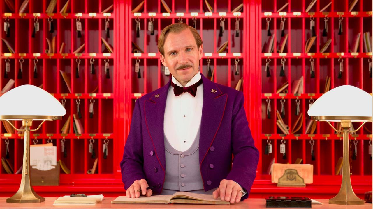 Der Concierge Gustave am Empfang des Hotels