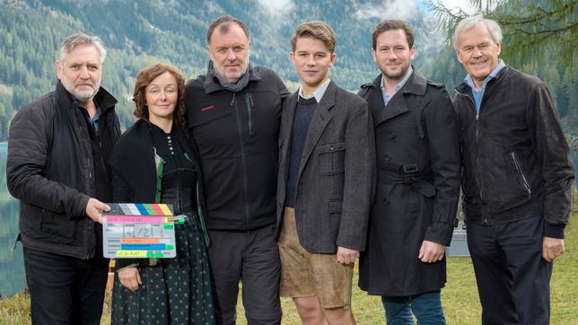 Drehbeginn der deutsch-österreichischen Kinoproduktion "Der Trafikant" (AT). Von links nach rechts: Ralf Zimmermann (Produzent), Regina Fritsch (Rolle Margarete), Nikolaus Leytner (Regie), Simon Morzé (Rolle Franz), Jakob Pochlatko (Produzent) und Dieter Pochlatko (Produzent).