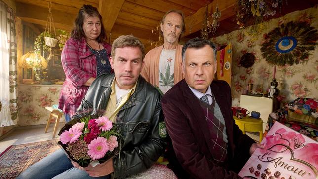 Bild: ARD Degeto/BR/Constantin Film Verleih GmbH/Bernd Schuller Aufwartung bei der Mooshammer Liesl (Eva Mattes, li.): Franz (Sebastian Bezzel, 2. v. li), Papa Eberhofer (Eisi Gulp, 2. v. re.) und Leopold (Gerhard Wittmann).