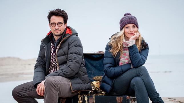 Katharina Reiff (Tanja Wedhorn) und der Berliner Archäologe Jens Jeschen (Oliver Mommsen) mit dem Schatz des Wikingerfürsten Godefrid