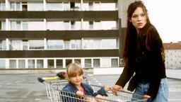 Niki (Sabine Timoteo) lebt in ständiger Angst um ihre Tochter Ramona (Franziska) - die junge Prostituierte versucht, ihr Kind vor dem Zugriff der Kinderschänder zu verstecken.