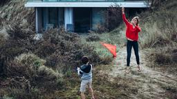 Kurz vor seinem Verschwinden: Die Anwältin Sophie Cross (Alexia Barlier) spielt mit ihrem sechsjährigen Sohn Arthur (Martin Verset) vor dem Strandhaus