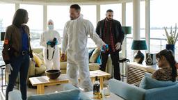 Rechtsmediziner Alexander (Wanja Mues, 3. v. li.) und seine Kollegen Fred (Oussama Kheddam) und Amina (Mariame Gueye) untersuchen den Tatort und das Opfer Sandra Stanic (Anabel Lopez).