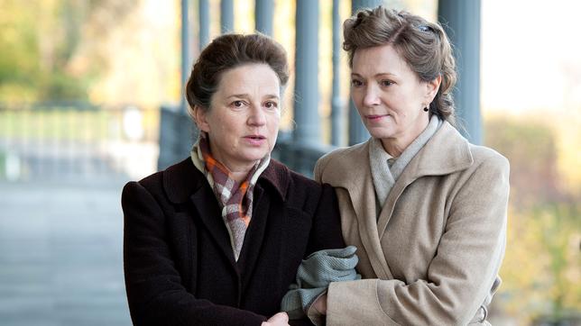Bild: WDR/ARD DEGETO/Martin Rottenkolber Frieda Nadig (Lena Stolze) und Elisabeth Selbert (Iris Berben).