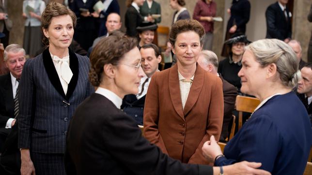 Bild: WDR/ARD DEGETO/Martin Rottenkolber Frieda Nadig (Lena Stolze) und Elisabeth Selbert (Iris Berben) treffen auf Helene Wessel (Eleonore Weisgerber) und Helene Weber (Petra Weltenroth).