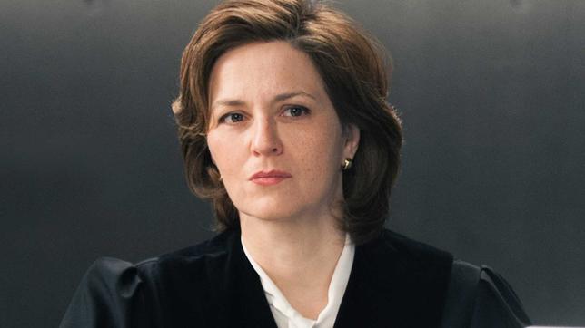 Bild: ARD Degeto/Moovie GmbH/Julia Terjung/Julia Terjung Die Staatsanwältin (Martina Gedeck) lässt einen "übergesetzlichen Notstand" nicht gelten.