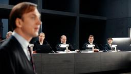 Der Richter (Burghart Klaußner, 3. v. re.) der großen Strafkammer verhandelt den Fall, das Fernsehpublikum entscheidet als Schöffen über „schuldig“ oder „unschuldig“. Vorne links, der Strafverteidiger Herr Biegler (Lars Eidinger)