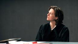 Für die Staatsanwältin (Martina Gedeck) ist ein Abwägen nach dem „kleineren Übel“ keine Rechtfertigung, um Menschenleben zu opfern.