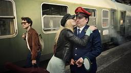 Abfahrt in München: Die Sängerin Carla (Alli Neumann) und ihr Freund Sasha Goldberg (Jeff Wilbusch) schaffen es gerade noch in den Zug.