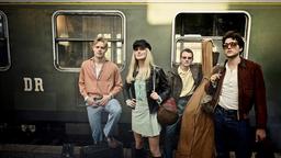Auf dem Rückweg aus dem Westen: die Sängerin Carla (Alli Neumann) mit ihren Bandmusikern Siggi (Karl Schaper, li.), Peter (Johannes Meister) und Sasha Goldberg (Jeff Wilbusch, re.)