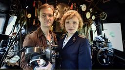 Der DEFA-Filmreporter Kurt Blochwitz (Vincent Redetzki) macht einen Film über die Lokführerin Edith Salzmann (Luisa-Céline Gaffron).