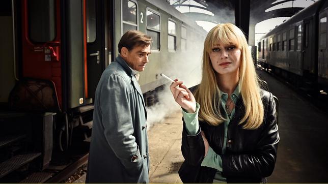 Bild: ARD Degeto/REAL FILM/AMALIA Film/Bernd Schuller Der Münchner Polizeibeamten Koch (Martin Feifel) verdächtigt Sängerin Carla (Alli Neumann).