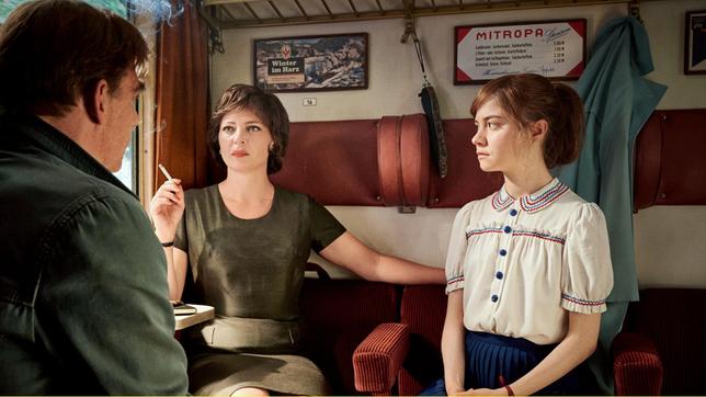 Bild: ARD Degeto/REAL FILM/AMALIA Film/Bernd Schuller Der Polizeibeamte Koch (Martin Feifel) verdächtig die DDR-Trainerin Christa Hartmann (Jördis Triebel) und die Turnerin Sabine Schulz (Hannah Schiller, re.).