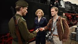 Die Lokführerin Edith Salzmann (Luisa-Céline Gaffron) und der DEFA-Filmreporter Kurt Blochwitz (Vincent Redetzki, re.) bei der Grenzkontrolle.