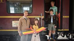 Eine Familie vor der Teilung: Die überzeugte Kommunistin Marlis (Susanne Bormann) und ihr regimekritischer Ehemann Gerd (Jan Krauter) mit Tochter Elke (Klara Metten) und Sohn Willi (Kolja Rashed).