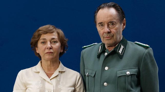 Bild: ARD Degeto/REAL FILM/AMALIA Film/Ngo the Chau Paul Fuchs (Uwe Kockisch) und seine Sekretärin Ulrike (Steffi Kühnert).