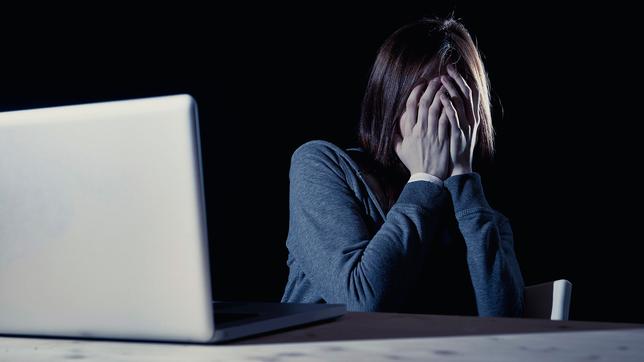 Mädchen hat Angst vor Cyber-Mobbing