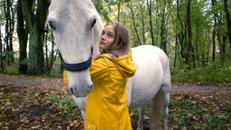 Der Pferdehof ist für Sara (Lena Urzendowsky)  ein verzauberter Ort.