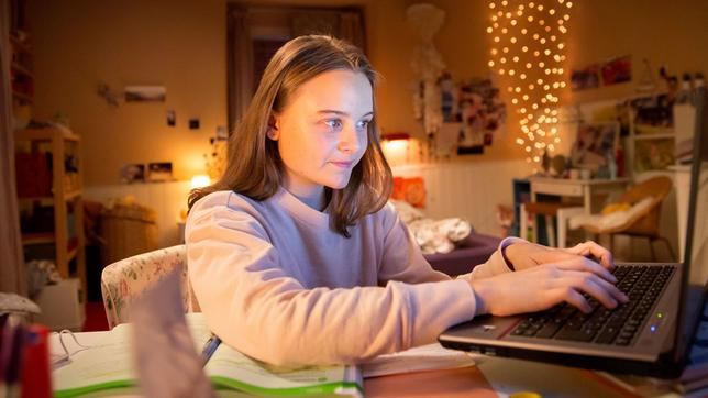 Die 13-jährige Sara (Lena Urzendowsky) freundet sich im Online-Quiz mit Benny an, der angeblich 16 ist,