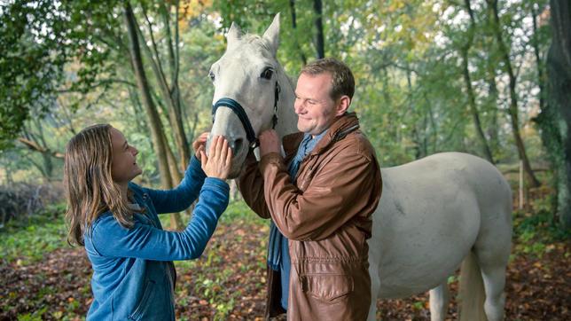 Sara (Lena Urzendowsky)  braucht Trost und Simon Keller nimmt sie mit zu einem Pferdehof. Der rt soll ein Geheimnis zwischen den beiden bleien …