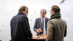 DER FALL BARSCHEL: Die beiden Journalisten der "Hamburger Neuen Zeitung" David Burger (Alexander Fehling) und Olaf Nissen  (Fabian Hinrichs) befragen den zwielichtigen Medienreferent in der Kieler Staatskanzlei Reiner Pfeiffer (Martin Brambach) zum Fall Barschel.