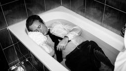 DER FALL BARSCHEL: Ein bis heute unvergessenes Bild: Uwe Barschel (Matthias Matschke) tot in der Badewanne des Genfer Hotels "Beau Rivage".
