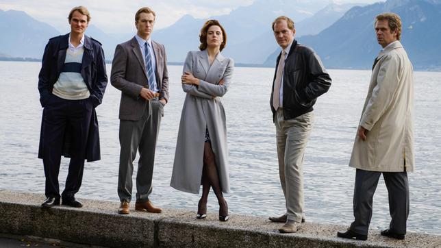 Bild: ARD Degeto/Stefan Erhard Olaf Nissen (Fabian Hinrichs), David Burger (Alexander Fehling) Giselle Neumayer (Antje Traue), Georg Szepanski (Godehardt Giese) und Uwe Barschel (Matthias Matschke)