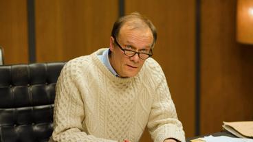 Bild: ARD Degeto/Stephan Rabold Walter Brauneck (Edgar Selge) ist Leiter des Politikressorts und ein Urgestein der Redaktion. Er hat David Burger zur "Neuen Hamburger Zeitung" geholt. Er stachelt seine Reporter an, verlangt aber sichere Quellen.