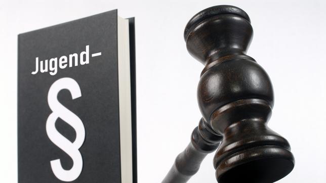 Bild: picture-alliance Gesetzbuch und Richterhammer
