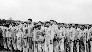 Gefangene in Häftlingskleidung (Burgenländer Roma aus dem KZ Dachau) sind anläßlich des Besuchs eines hohen SS-Führers im Konzentrationslager Buchenwald zum Appell angetreten.