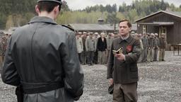 Krämer (Sylvester Groth) auf dem Appellplatz im Konzentrationslager Buchenwald.