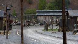 Settermin für die Neuverfilmung des Romanes "Nackt unter Wölfen" in einem ehemaligen Lager in der Nähe von Prag. Unter anderen wird auch am Orginalschauplatz in Buchenwald gedreht.