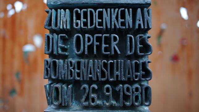 Detailaufnahme des Mahnmals, mit dem am Eingang zur Theresienwiese in München an das Oktoberfest-Attentat erinnert wird. 