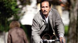 Ulrich Chaussy (Benno Fürmann) auf dem Fahrrad