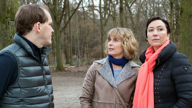 Bild: NDR/Sandra Hoever Andrea (Valerie Niehaus, mitte) verteidigt Judith (Ursula Strauss, rechts).