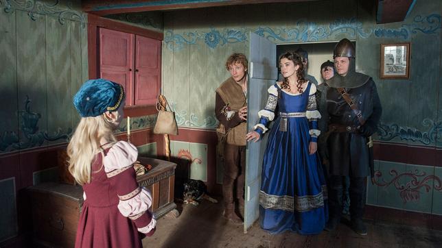 Till Eulenspiegel: Till Eulenspiegel (Jacob Matschenz) versteckt sich bei Marie Lüdighusen (Jule Hermann) vor den Soldaten, die mit Kathrin (Anna Bederke) ins Zimmer kommen.