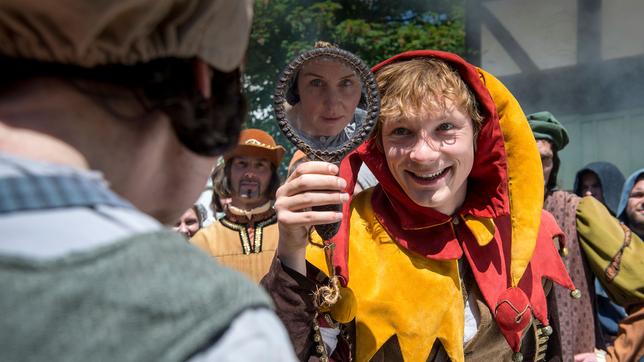 Bild: NDR/Boris Laewen Till Eulenspiegel (Jacob Matschenz) hält der Marktfrau (Oda Thormeyer) den Spiegel vor.