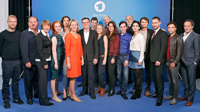 Bild: ARD Degeto/Petra Stadler Hinnerk Schönemann (Rolle Hauke Jacobs "Nord bei Nordwest"), Jürgen Tarrach (Rolle Eduardo Silva "Der Lissabon-Krimi"), Katrin Sass (Rolle Karin Lossow "Usedom-Krimi"), Henny Reents (Rolle Lona Vogt "Nord bei Nordwest"), Anne Schäfer (Rolle Fina Valent "Der Barcelona-Krimi", Christine Strobl (Geschäftsführung ARD Degeto), Volker Herres (Programmdirektor Das Erste), Thomas Sarbacher (Rolle Steffen Herold "Über die Grenze"), Anke Retzlaff (Leni Herold "Über die Grenze"), Götz Schubert (Rolle Burkhard "Butsch" Schulz "Wolfsland), Vidina Popov (Rolle Marcia Amaya "Der Lissabon-Krimi"), Oscar Ortega Sánchez (Rolle Mustafa Tombul "Mordkommission Istanbul"), Christian Kohlund (Rolle Thomas Borchert "Der Zürich-Krimi"), Neda Rahmanian (Rolle Branka Maric "Der Kroatien-Krimi"), Lenn Kudrjawizki (Rolle Emil Perica "Der Kroatien-Krimi"), Clemens Schick (Rolle Xavi Bonet "Der Barcelona-Krimi"), Karim Cherif (Rolle Youssef El Kilali "Die Füchsin"), Uwe Kockisch (als Guido Brunettei in "Donna Leon") (v.l.n.r.)