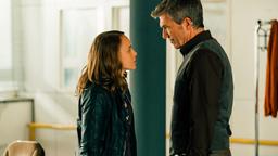 Yves (Philippe Caroit) macht sich Sorgen um Leni (Anke Retzlaff). Ihm ist klar, dass sie nach dem Tod ihres Vaters noch lange nicht wieder im Gleichgewicht ist, aber Leni will unbedingt wieder arbeiten.