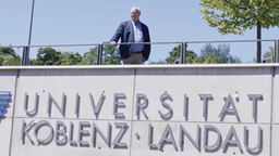 Dr. Hans Jürgen Hahn auf dem Dach der Universität Koblenz Landau 