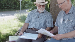 Hermann Seufer und Dr. Hans Jürgen Hahn schauen sich Dokumente an 