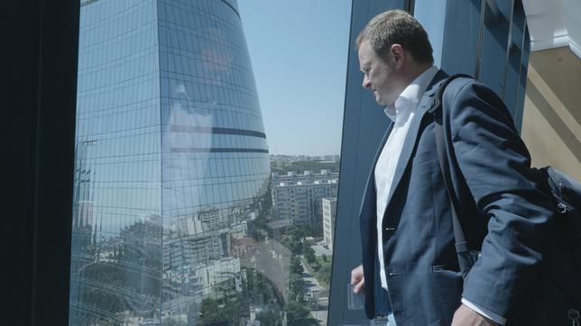 Der Bundestags- und Europaratsabgeordnete Frank Schwabe blickt aus dem Fenster der Flame Towers 